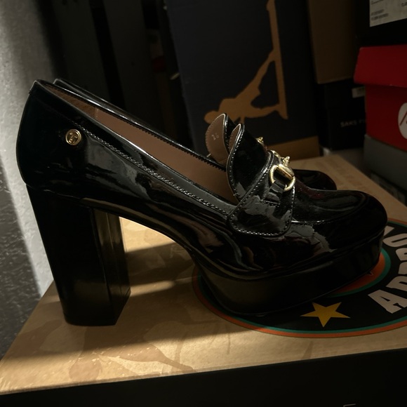 Black and Gold loafers with Classic Design - Picture 2 of 4